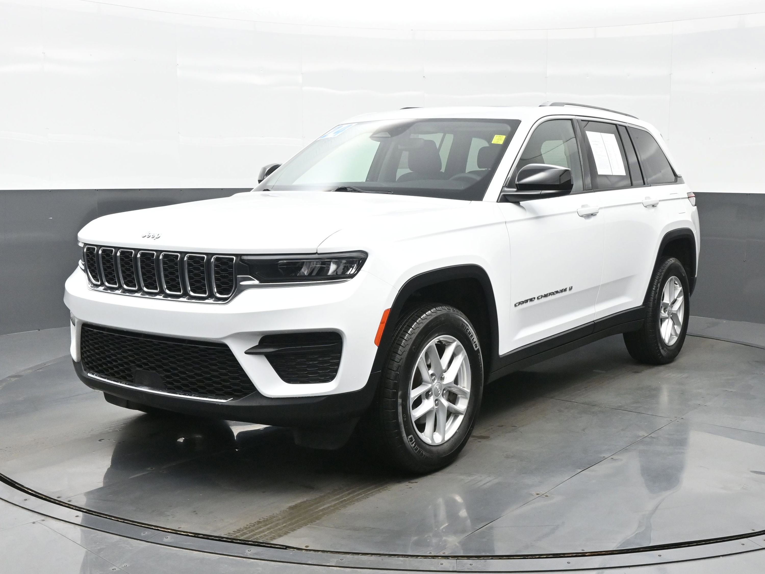 Used 2024 Jeep Grand Cherokee Laredo X image 2