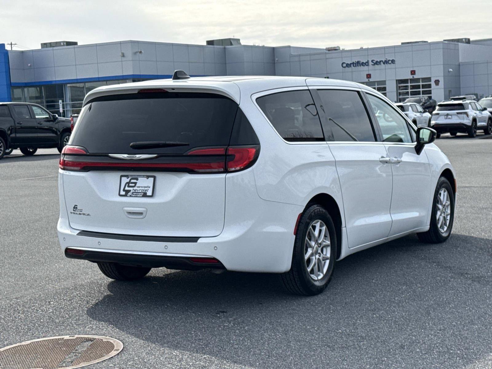 Used 2024 Chrysler Pacifica Touring-L image 24