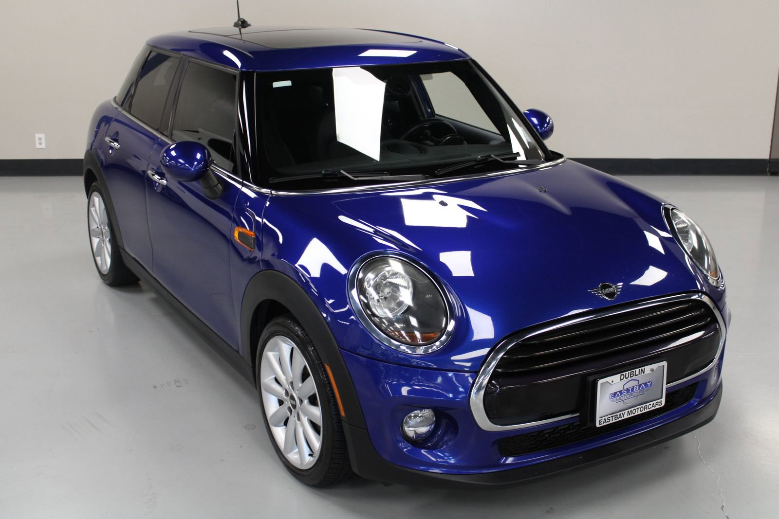 Used 2019 MINI Cooper 4-Door Hardtop image 2