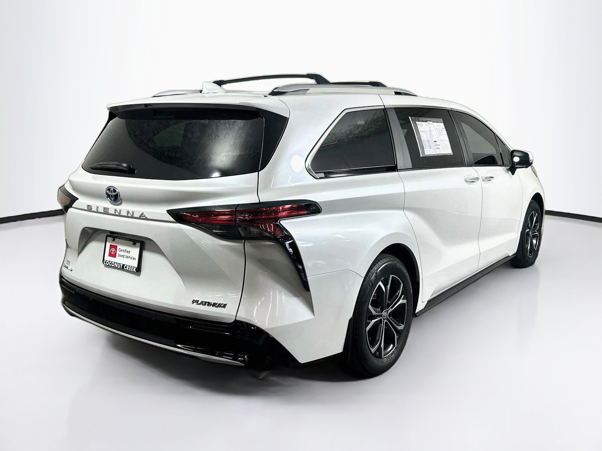 Used 2025 Toyota Sienna Platinum AWD/4WD image 3