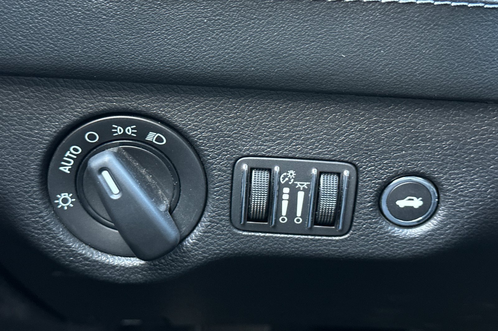 Used 2019 Dodge Charger SXT w/ Plus Group RWD image 41
