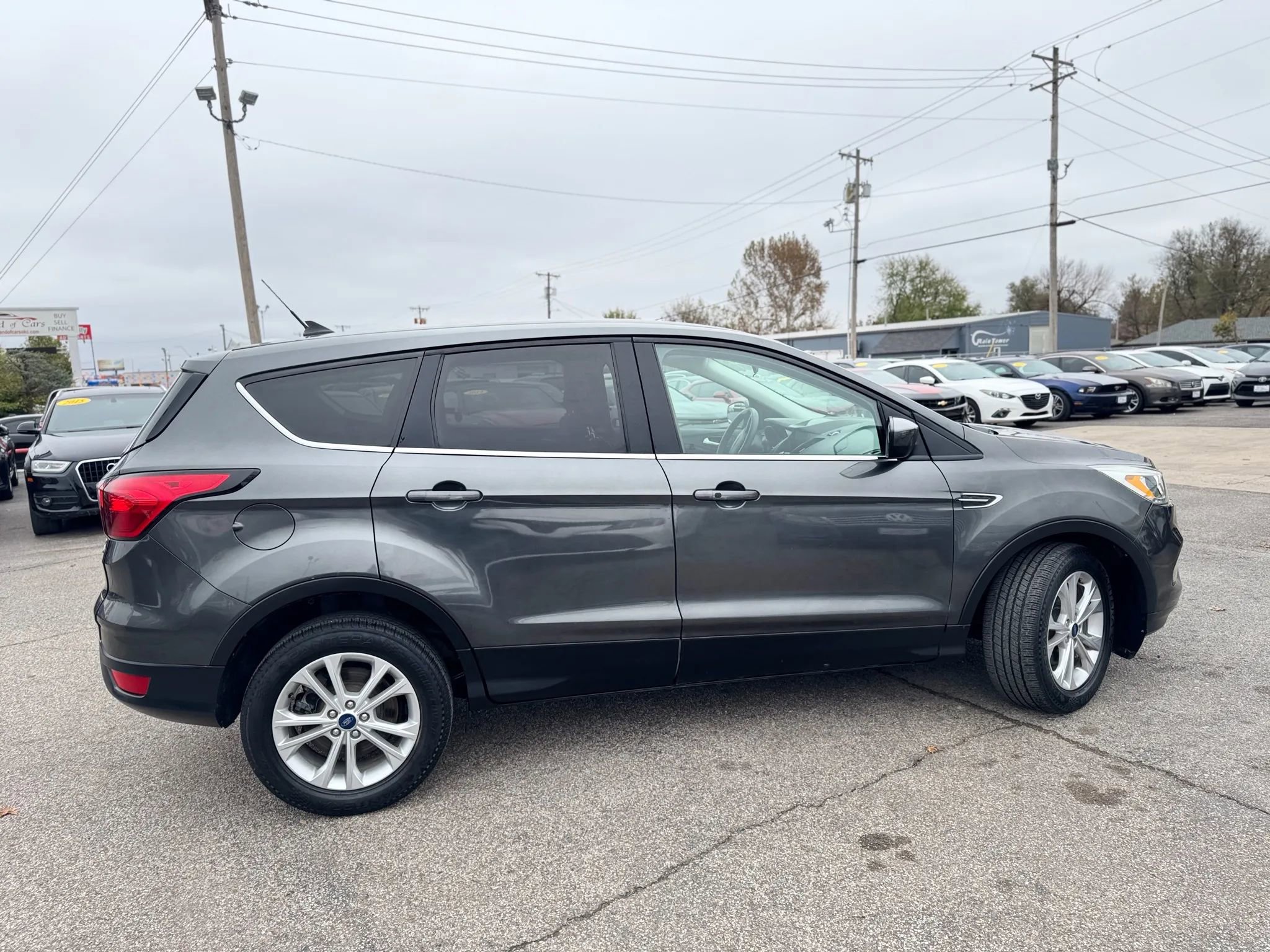 Used 2019 Ford Escape SE image 2