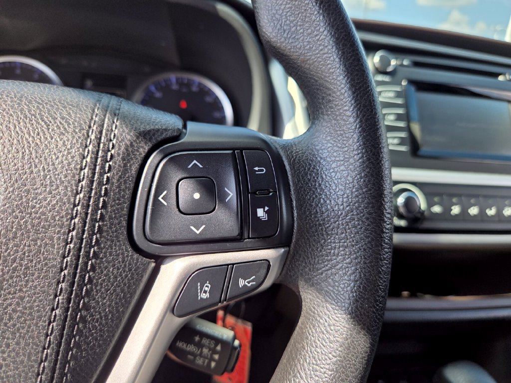 Used 2018 Toyota Highlander LE FWD image 24