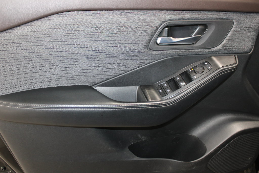 Used 2023 Nissan Rogue SV AWD/4WD image 18