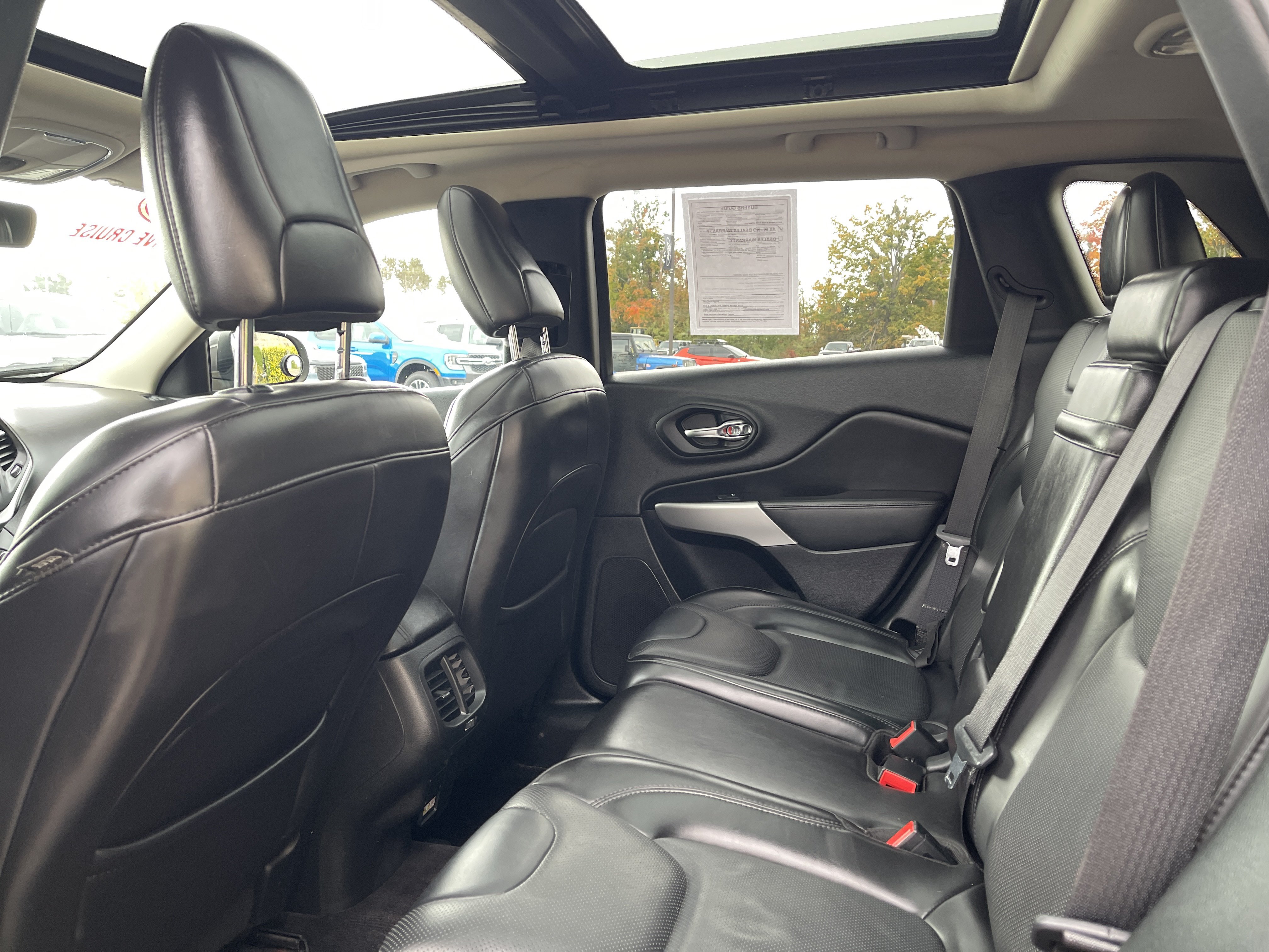Used 2018 Jeep Cherokee Overland w/ Technology Group AWD/4WD image 10