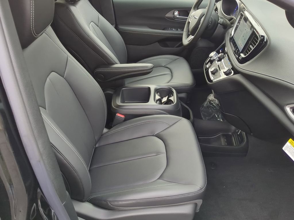 New 2026 Chrysler Pacifica Select image 16