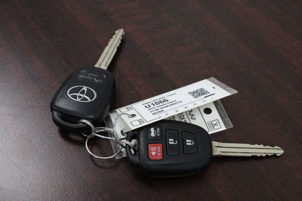 Used 2015 Toyota Camry SE FWD image 28