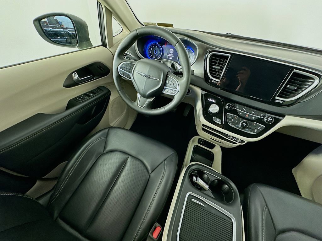 Used 2023 Chrysler Pacifica Touring-L FWD image 9