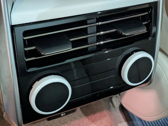 Used 2025 Land Rover Range Rover SV image 18