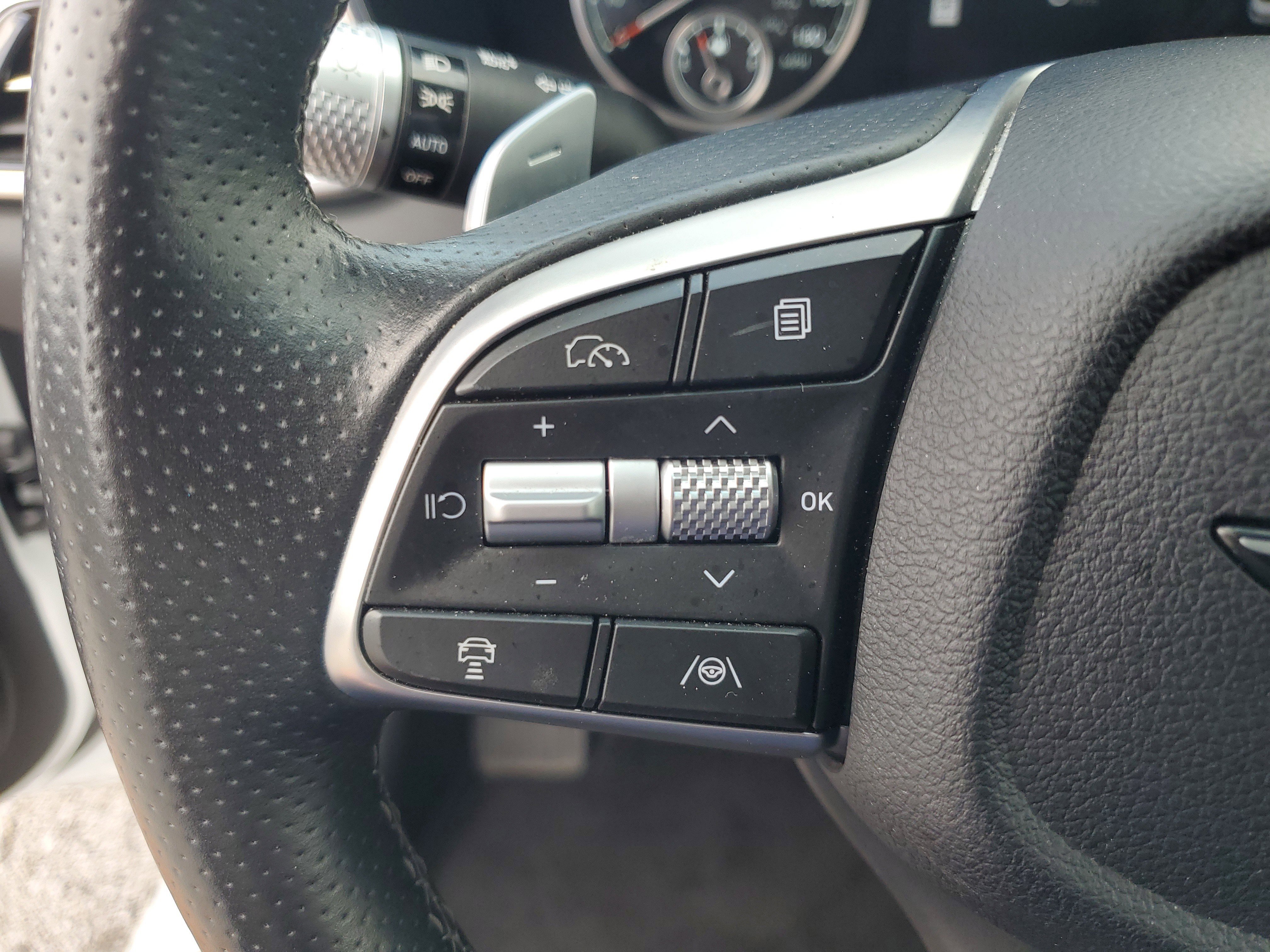 Used 2025 Genesis G70 2.5T image 17