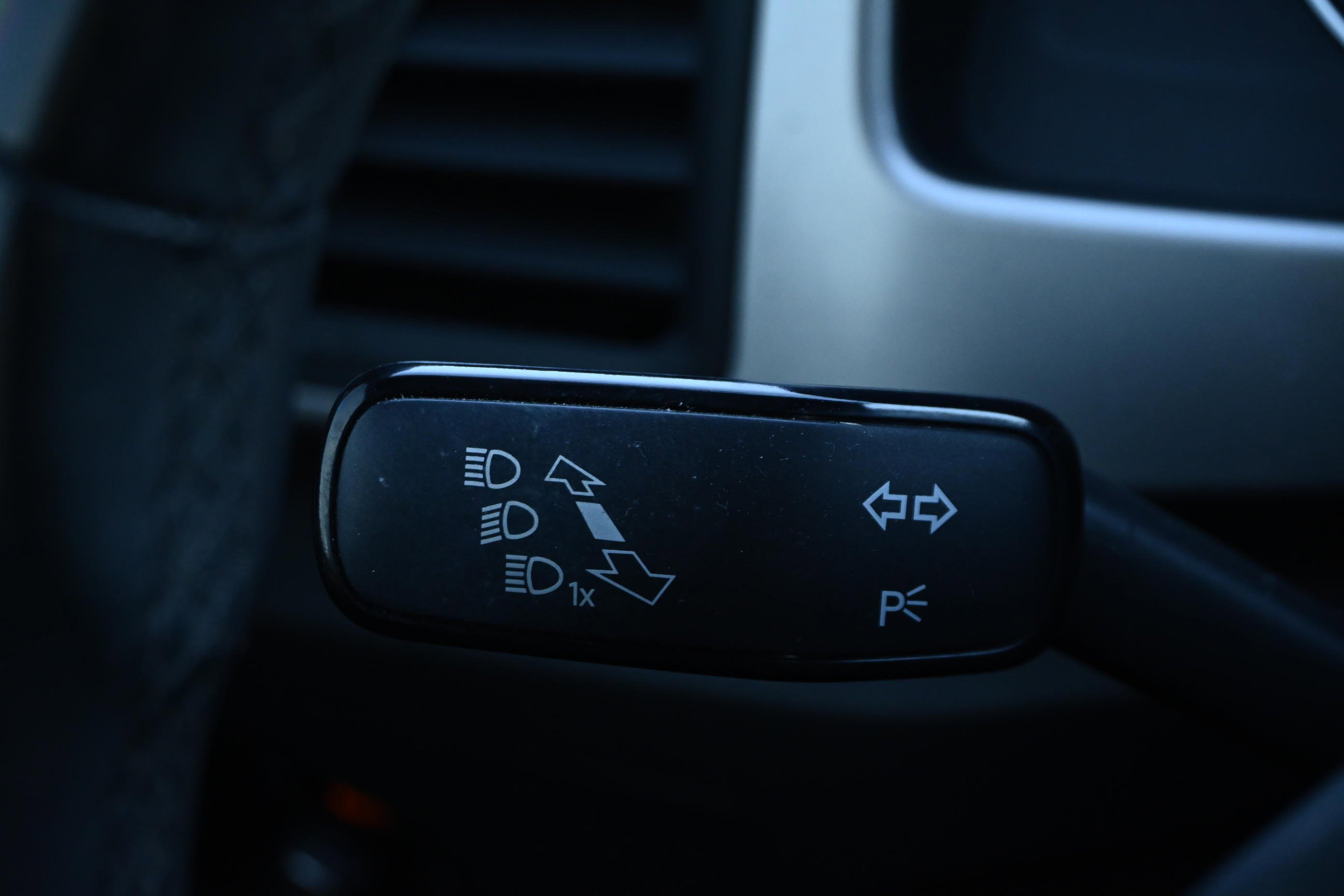 Used 2020 Volkswagen Atlas Cross Sport SE w/ Panoramic Sunroof Package image 35