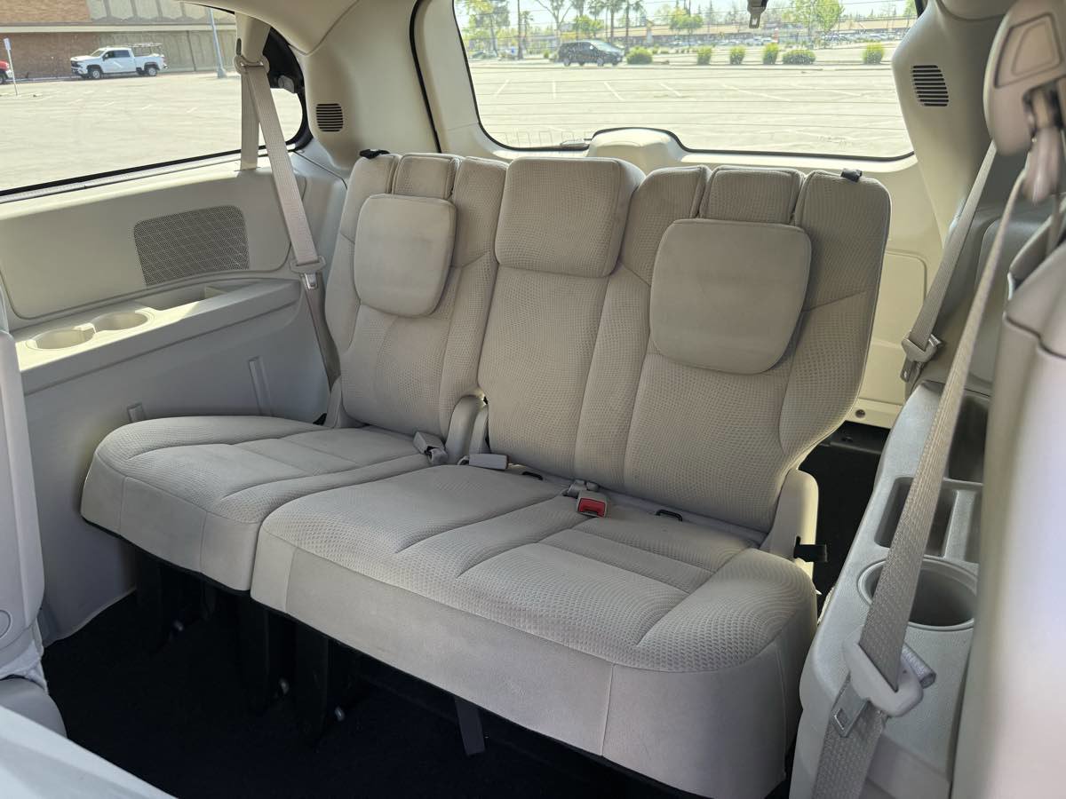 Used 2016 Dodge Grand Caravan SXT w/ UConnect Hands-Free Group image 23