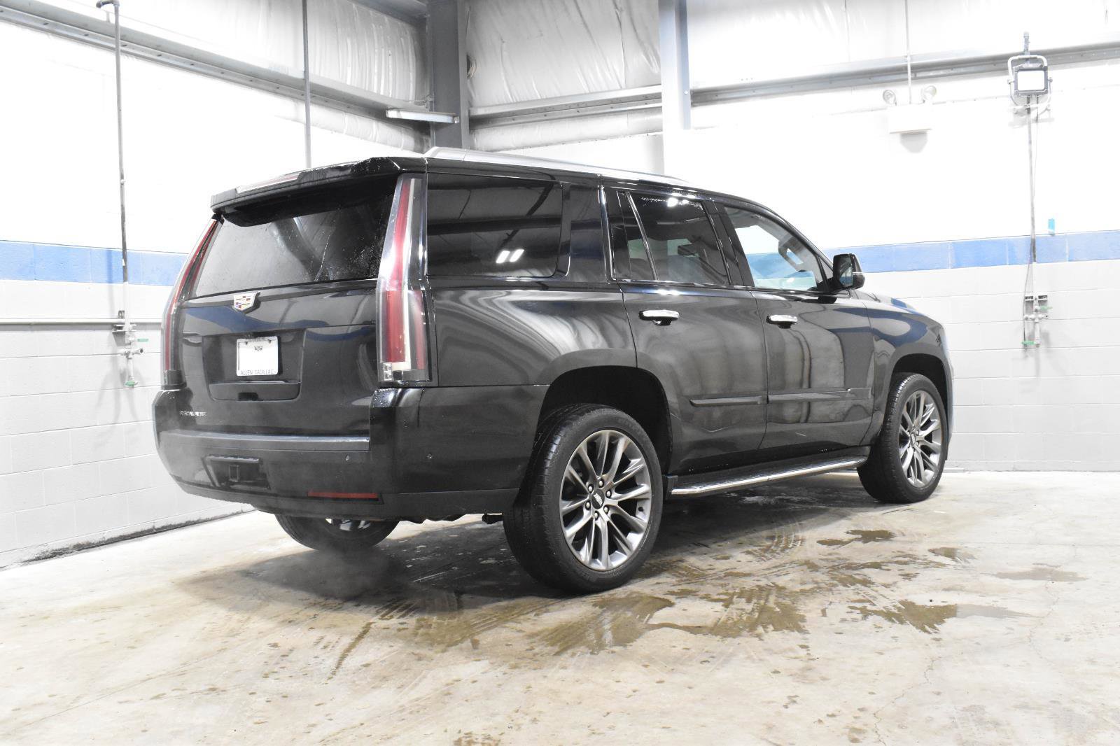 Used 2020 Cadillac Escalade Premium Luxury w/ Escalade Sport Edition AWD/4WD image 29