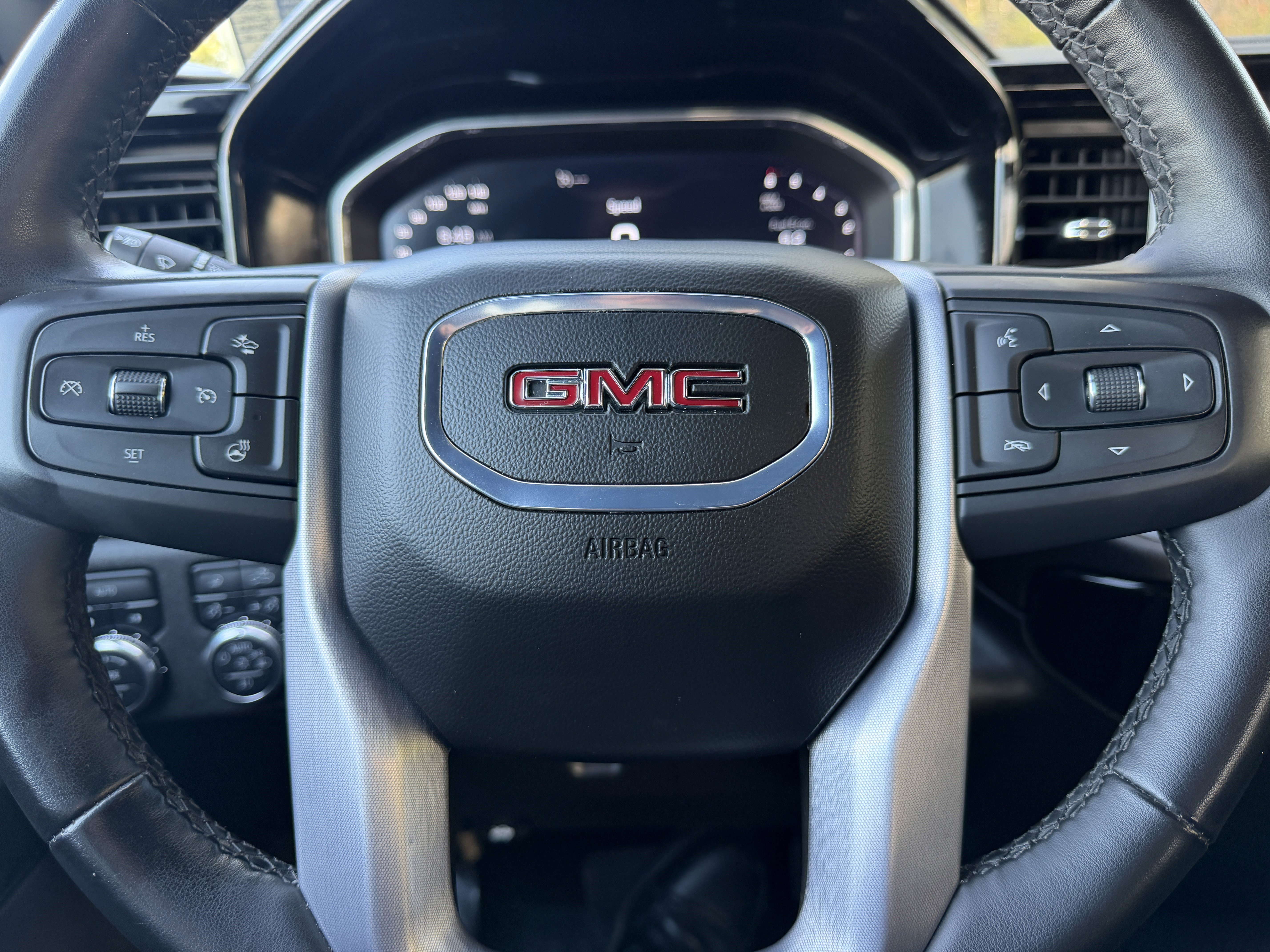 Used 2024 GMC Sierra 1500 SLT AWD/4WD image 39