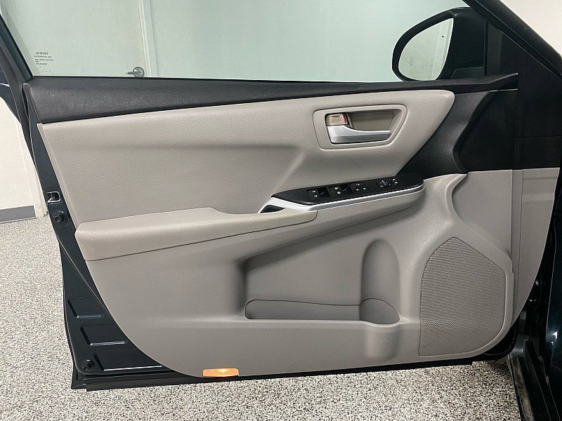 Used 2015 Toyota Camry LE image 10