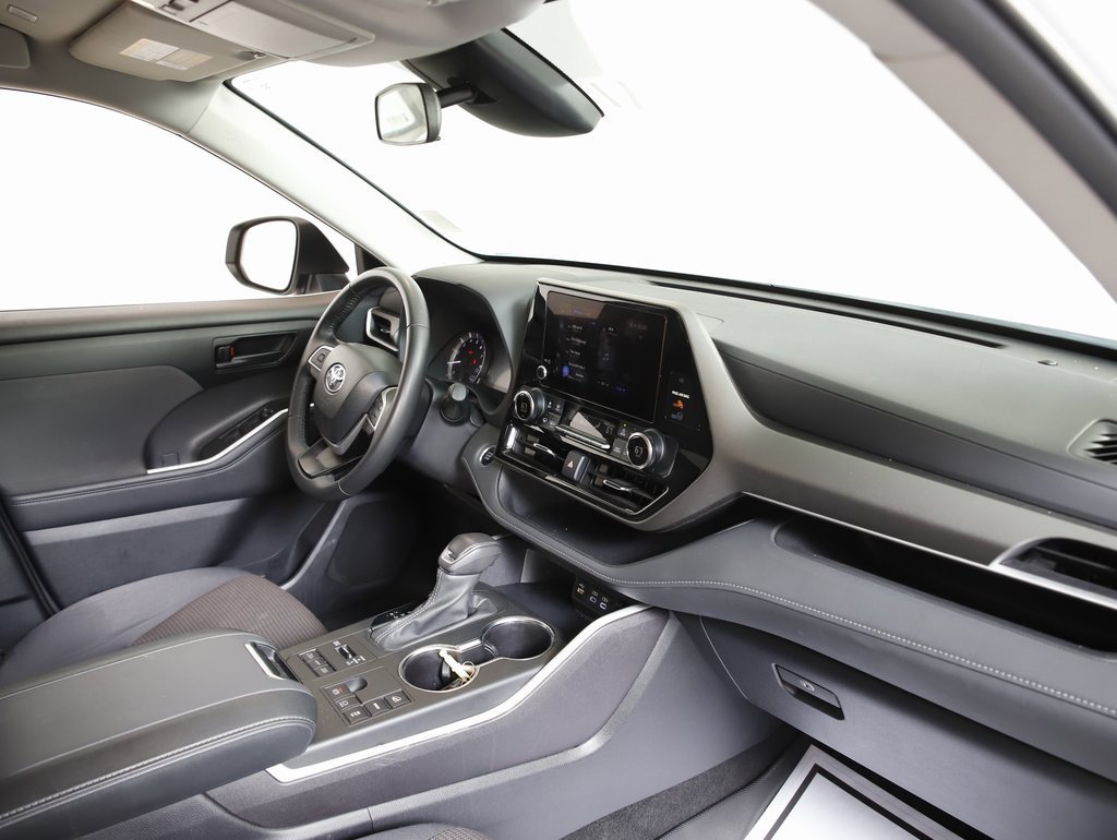 Used 2024 Toyota Highlander LE image 8