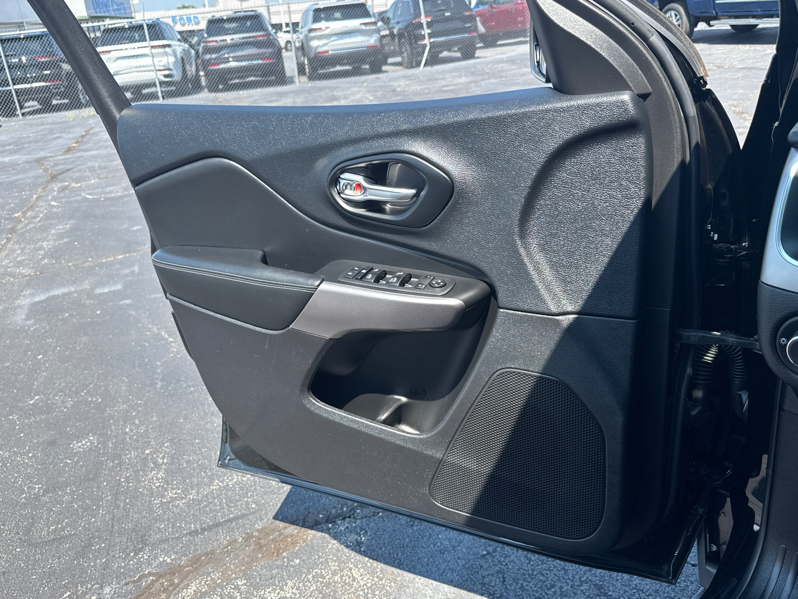 Used 2021 Jeep Cherokee Latitude Lux w/ Comfort/Convenience Group FWD image 17