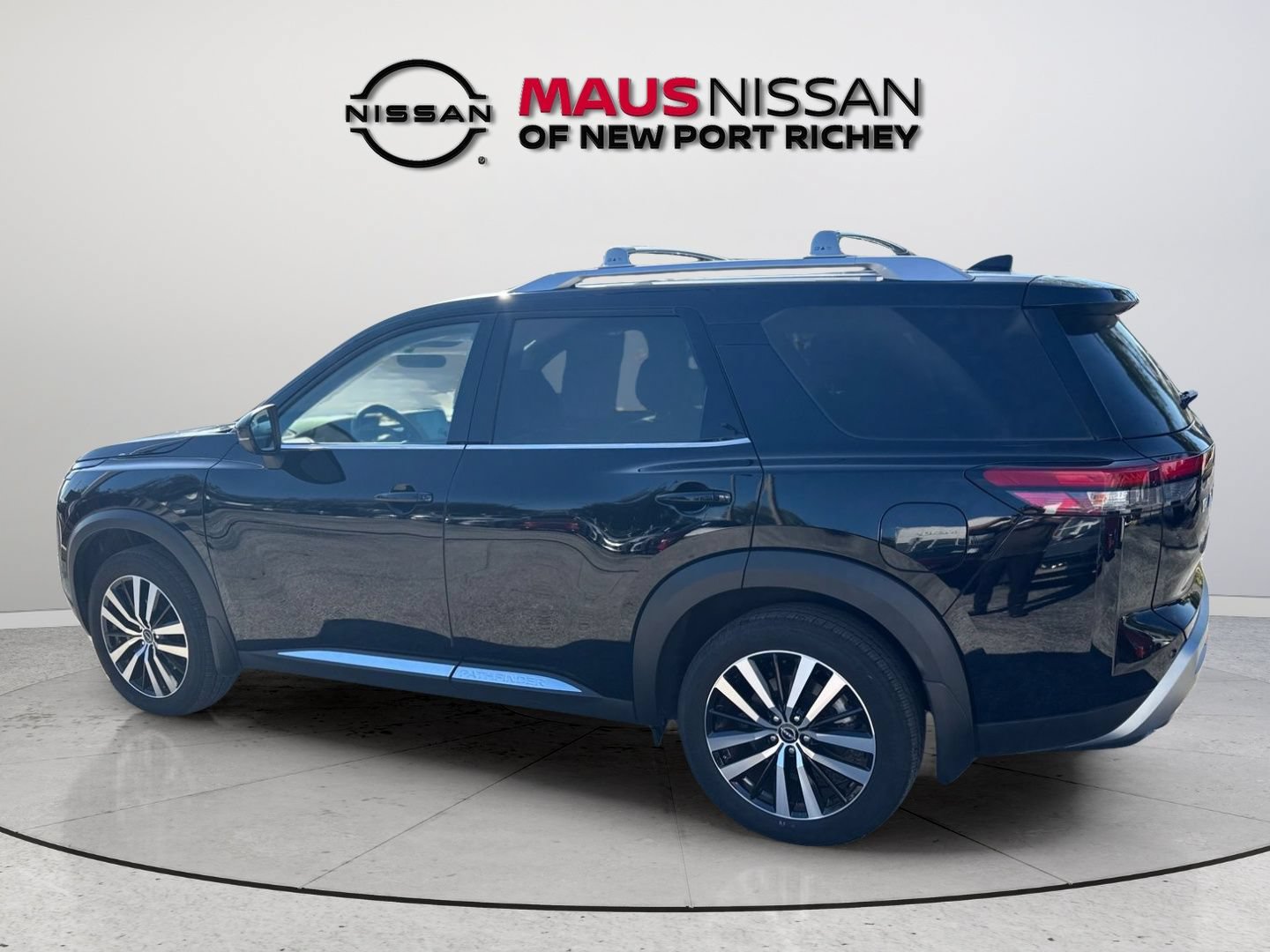 Certified 2025 Nissan Pathfinder Platinum w/ Cargo Package FWD image 8