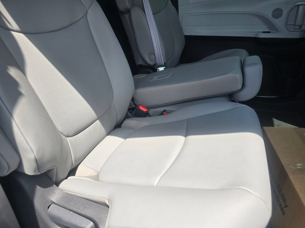 Used 2025 Toyota Sienna XLE FWD image 22
