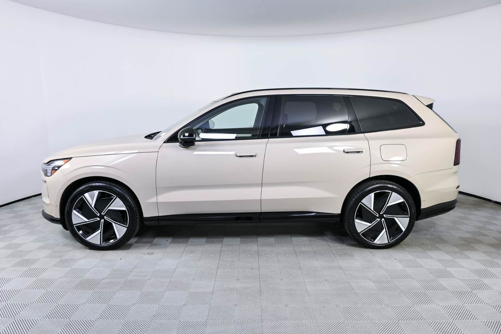 Certified 2026 Volvo EX90 Ultra AWD/4WD image 2