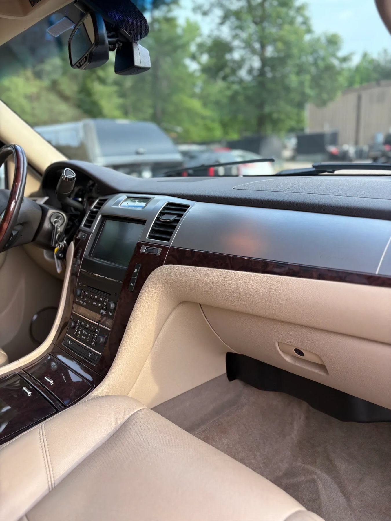 Used 2011 Cadillac Escalade Premium AWD/4WD image 27