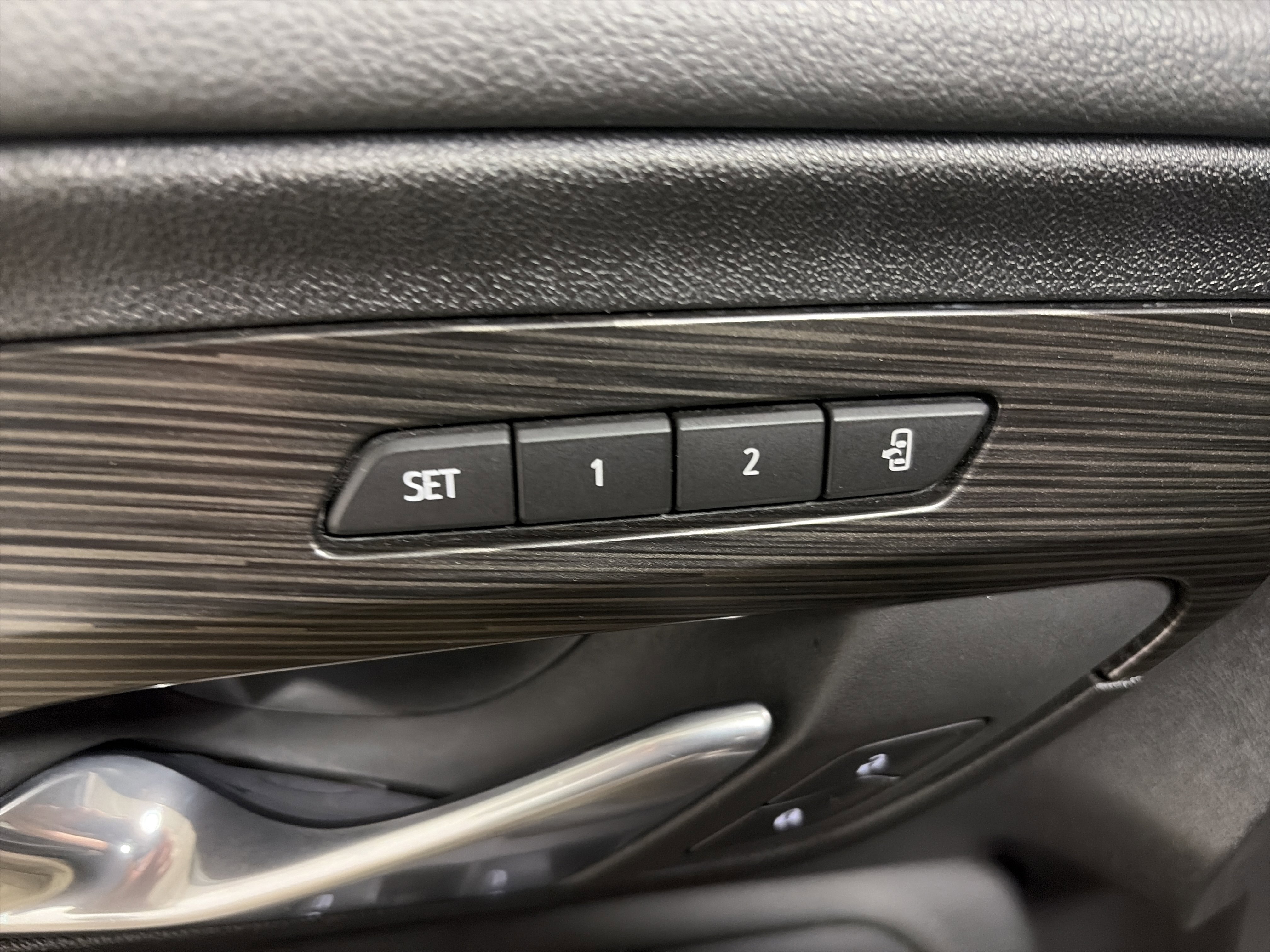 Used 2024 GMC Terrain SLT AWD/4WD image 24