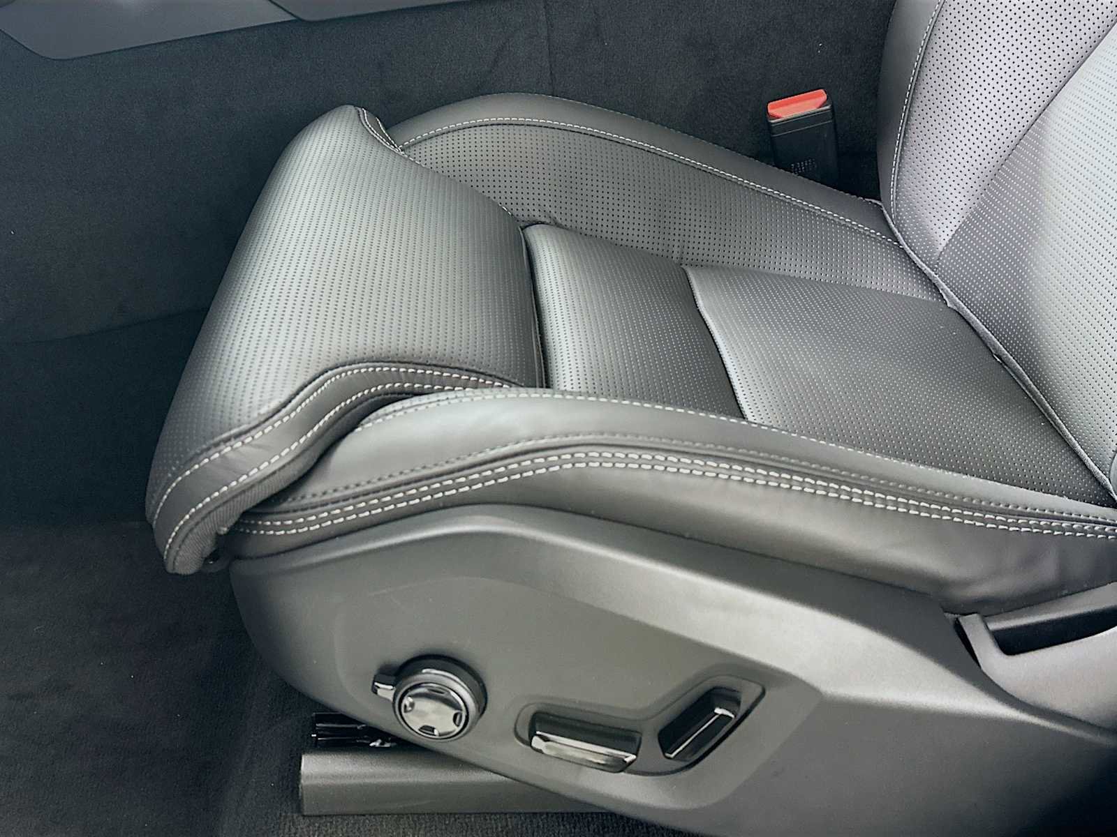 Used 2025 Volvo XC90 T8 Ultra w/ Protection Package Premier image 18