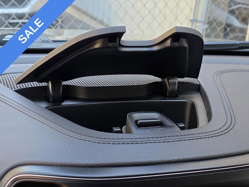 Used 2021 Jeep Cherokee Latitude Plus image 14