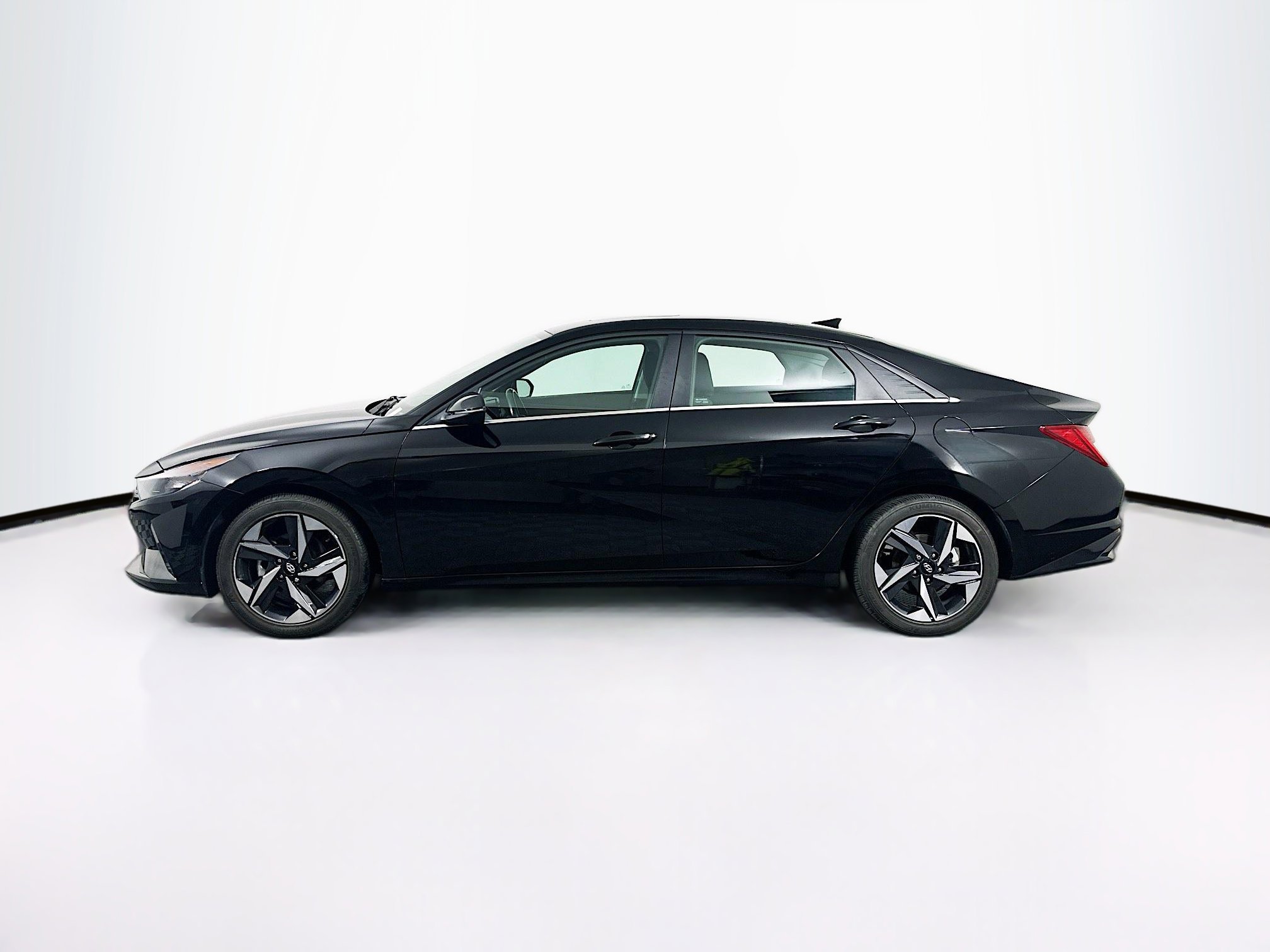 Used 2022 Hyundai Elantra SEL w/ Convenience + Premium Package FWD image 4