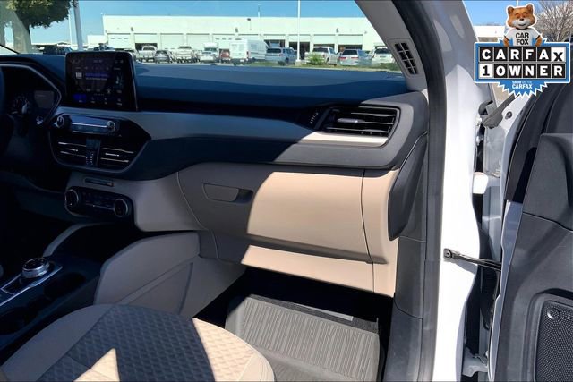 Used 2022 Ford Escape SE w/ SE Sport Appearance Package image 16