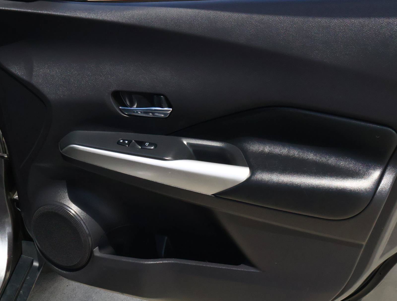 Used 2020 Nissan Kicks SR w/ SR Premium Package FWD image 16
