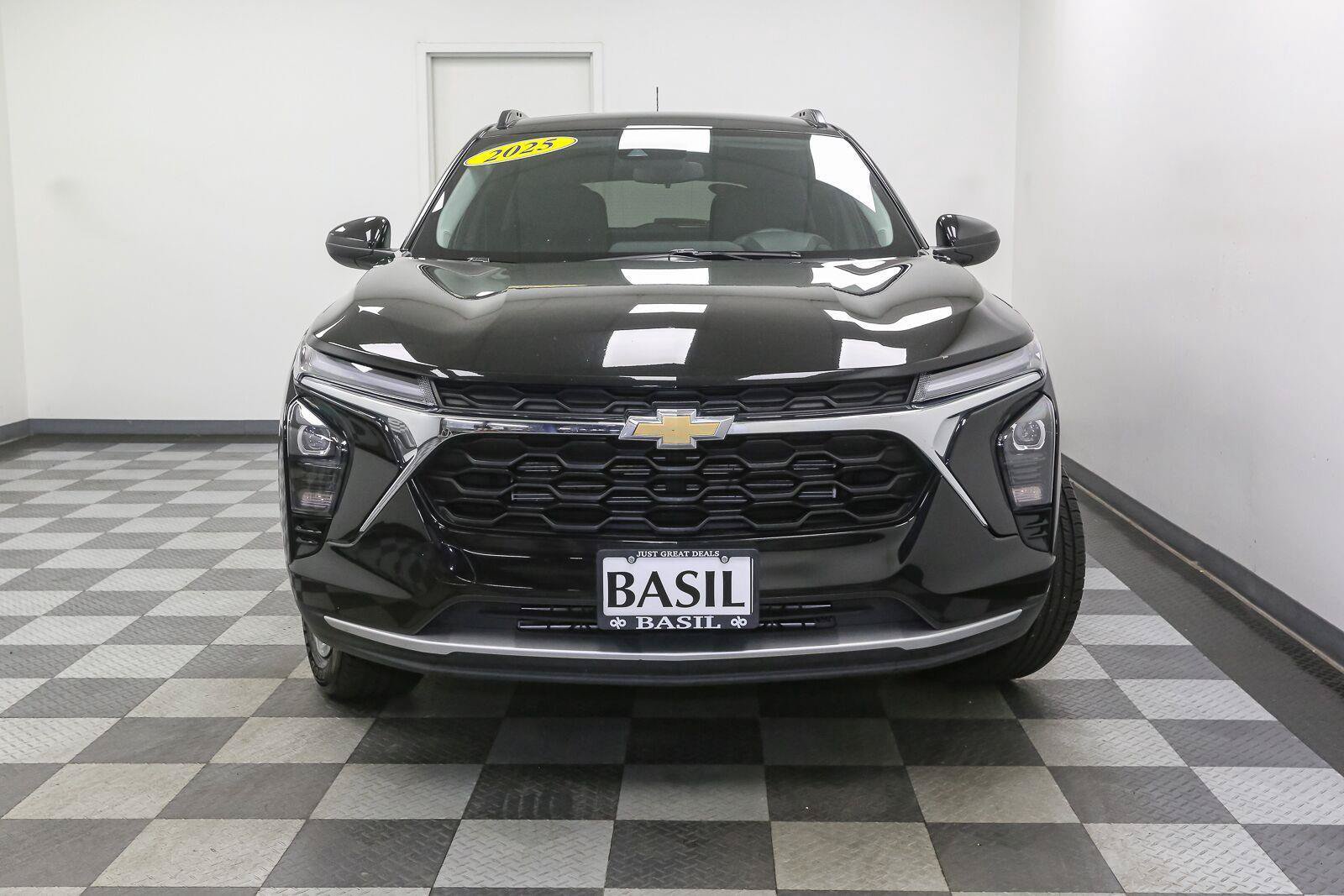 Used 2025 Chevrolet Trax LT FWD image 3