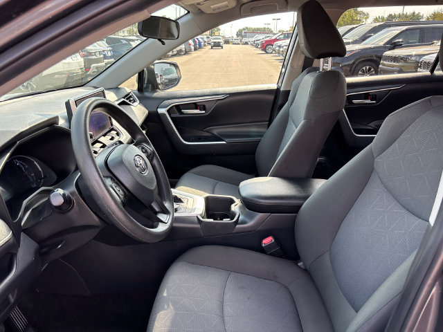 Used 2025 Toyota RAV4 XLE AWD/4WD image 2