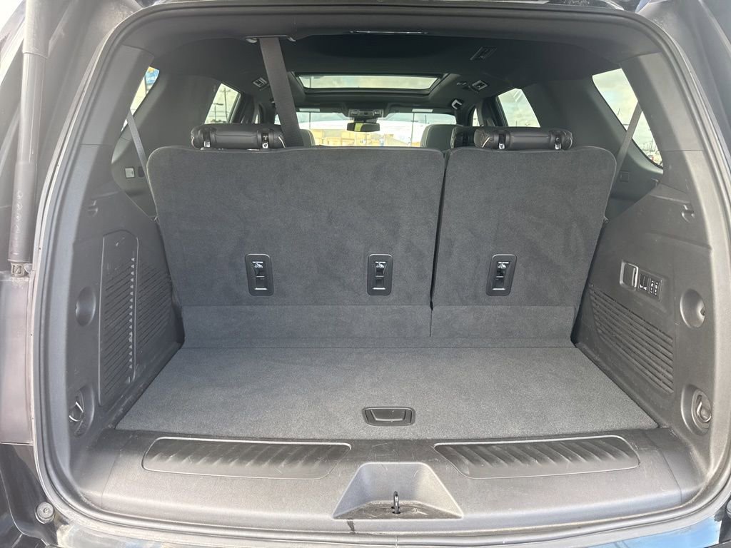 Used 2023 GMC Yukon SLT w/ SLT Luxury Package image 12