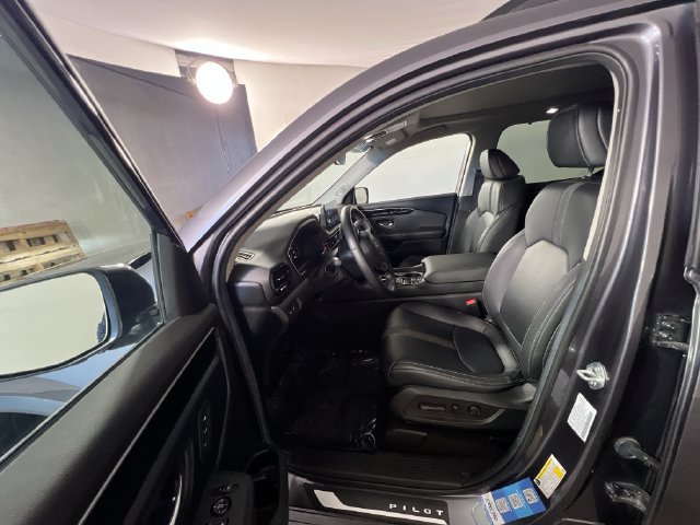 Used 2025 Honda Pilot Touring image 14