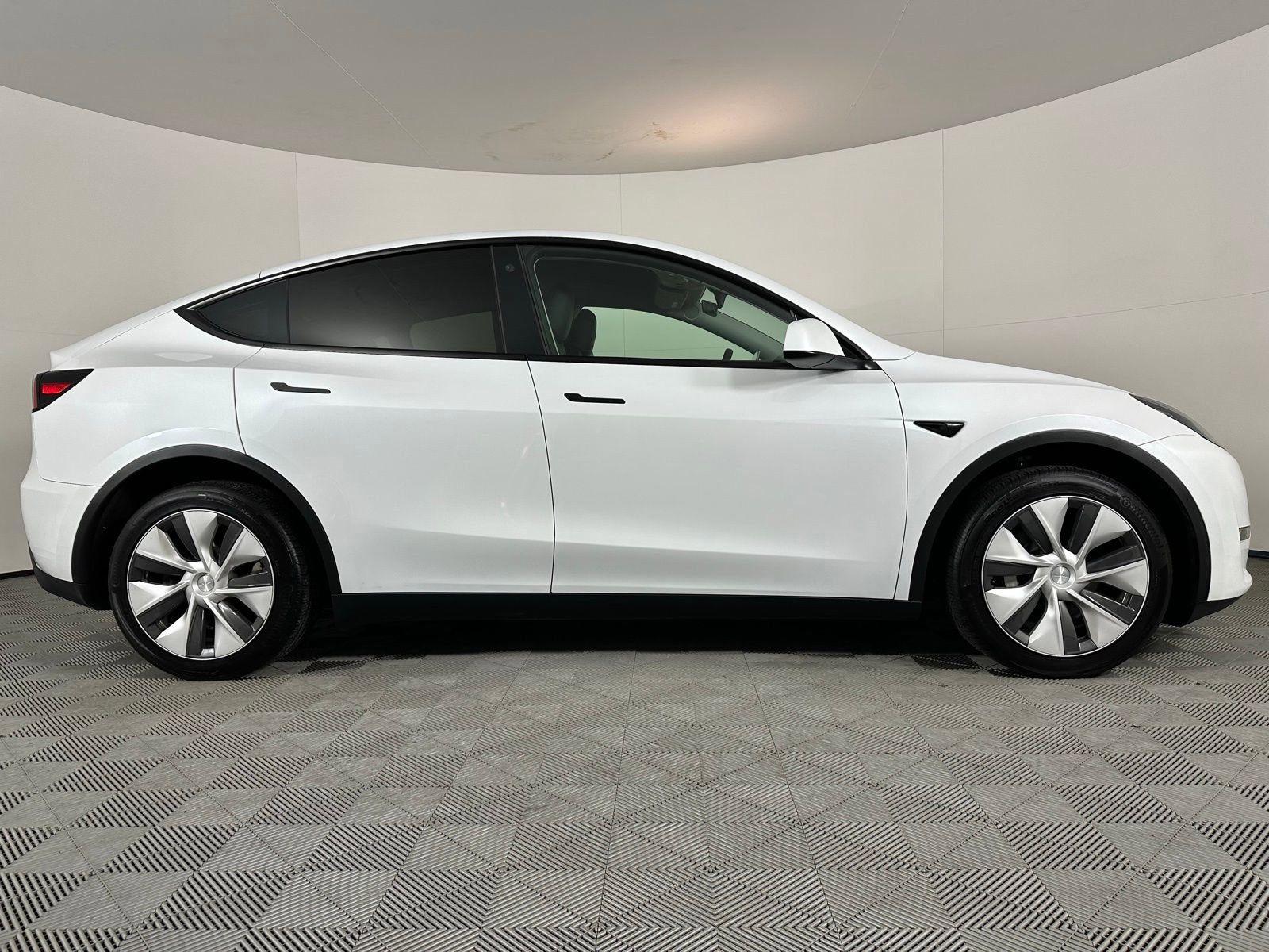Used 2023 Tesla Model Y Long Range image 31