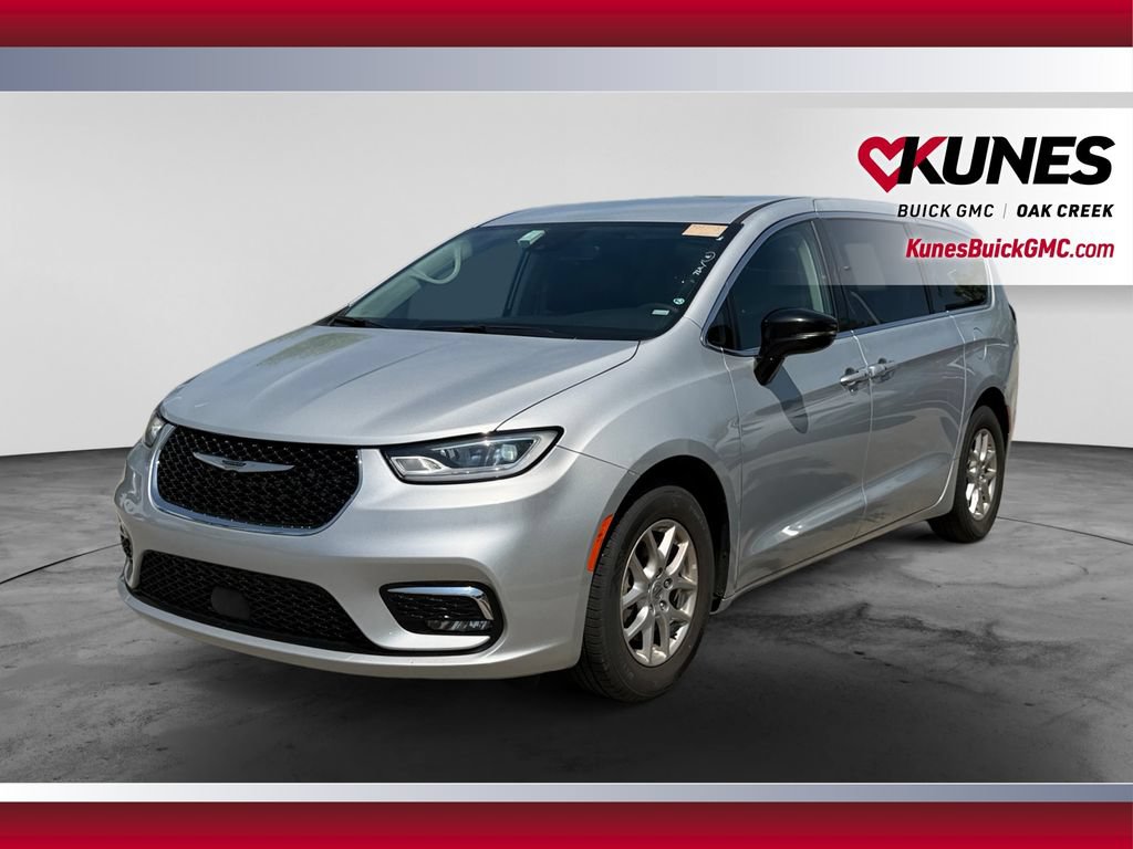 Used 2024 Chrysler Pacifica Touring-L FWD image 5