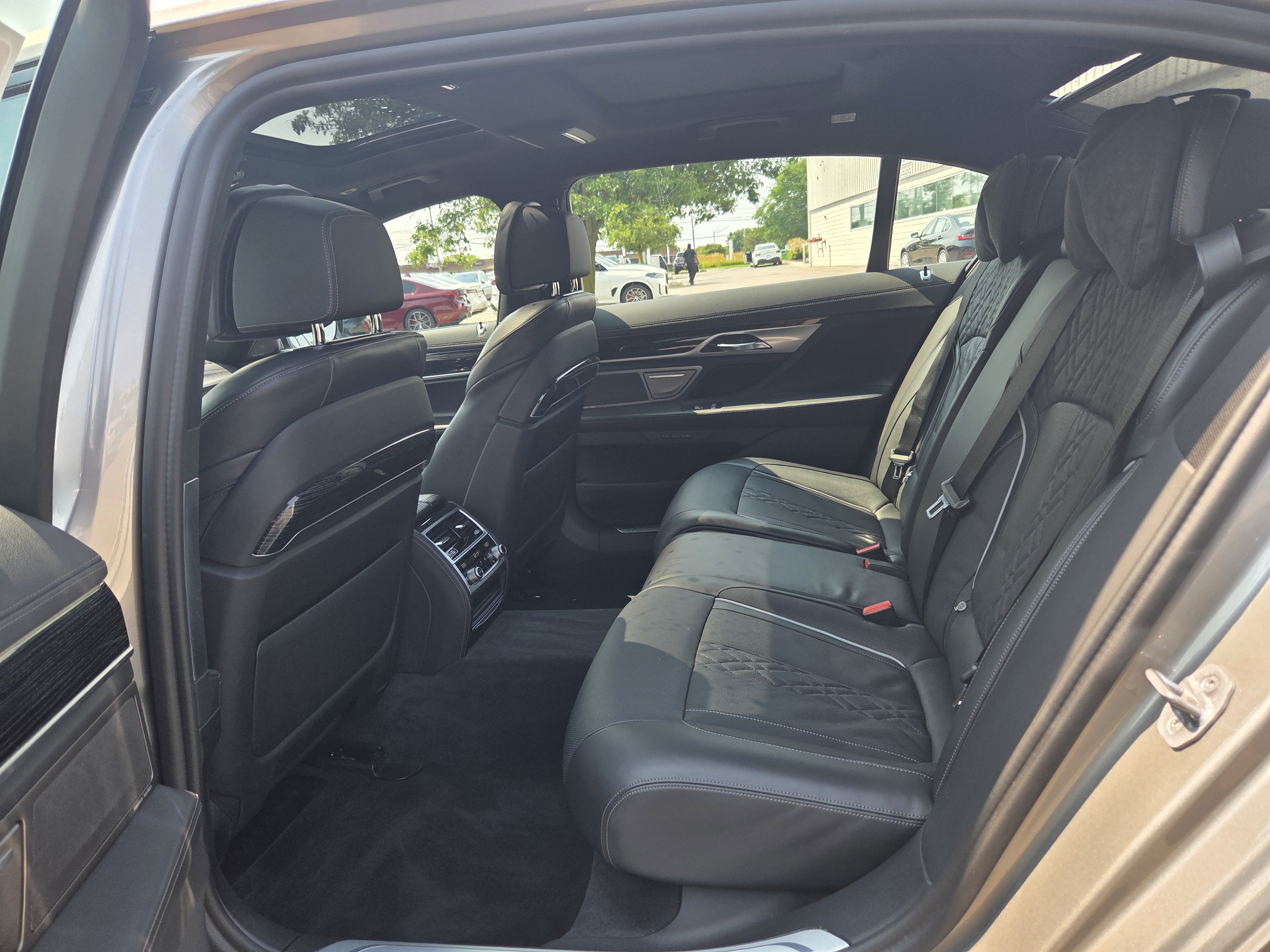 Used 2022 BMW 750i xDrive w/ M Sport Package AWD/4WD image 35