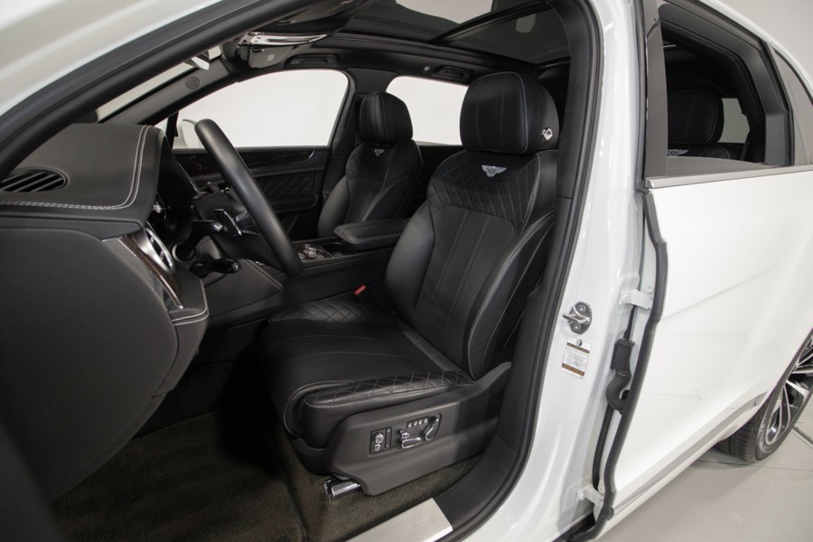 Used 2017 Bentley Bentayga image 38