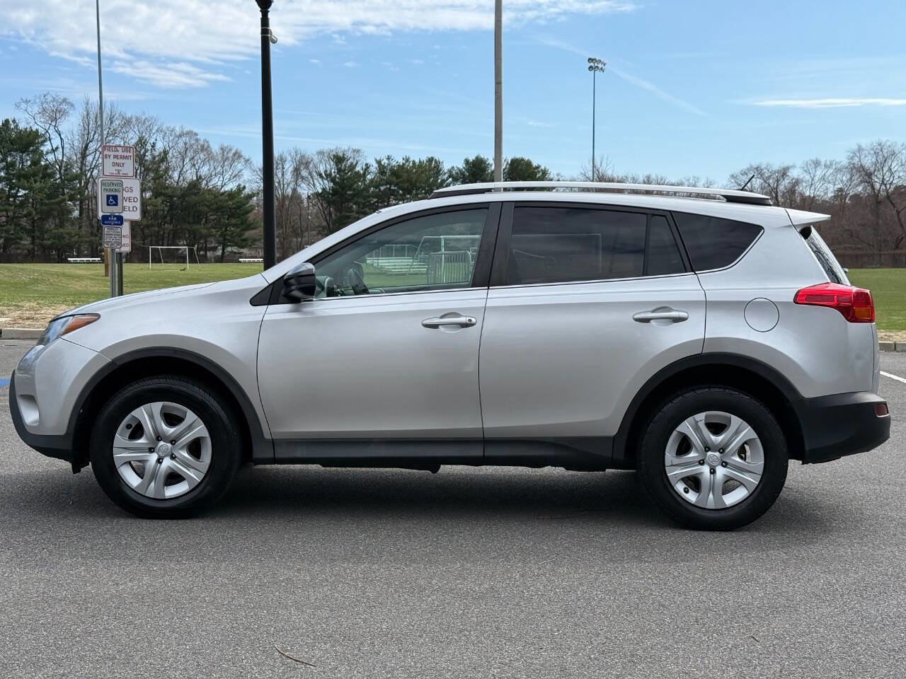 Used 2015 Toyota RAV4 LE AWD/4WD image 10