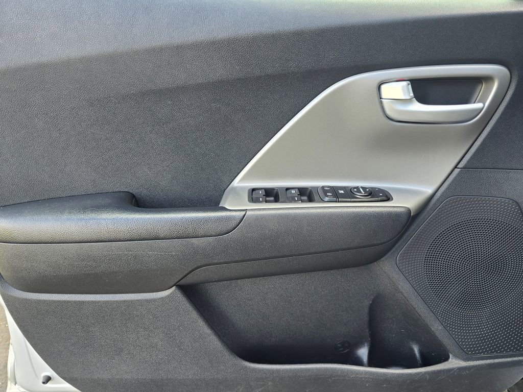 Used 2017 Kia Niro LX image 24