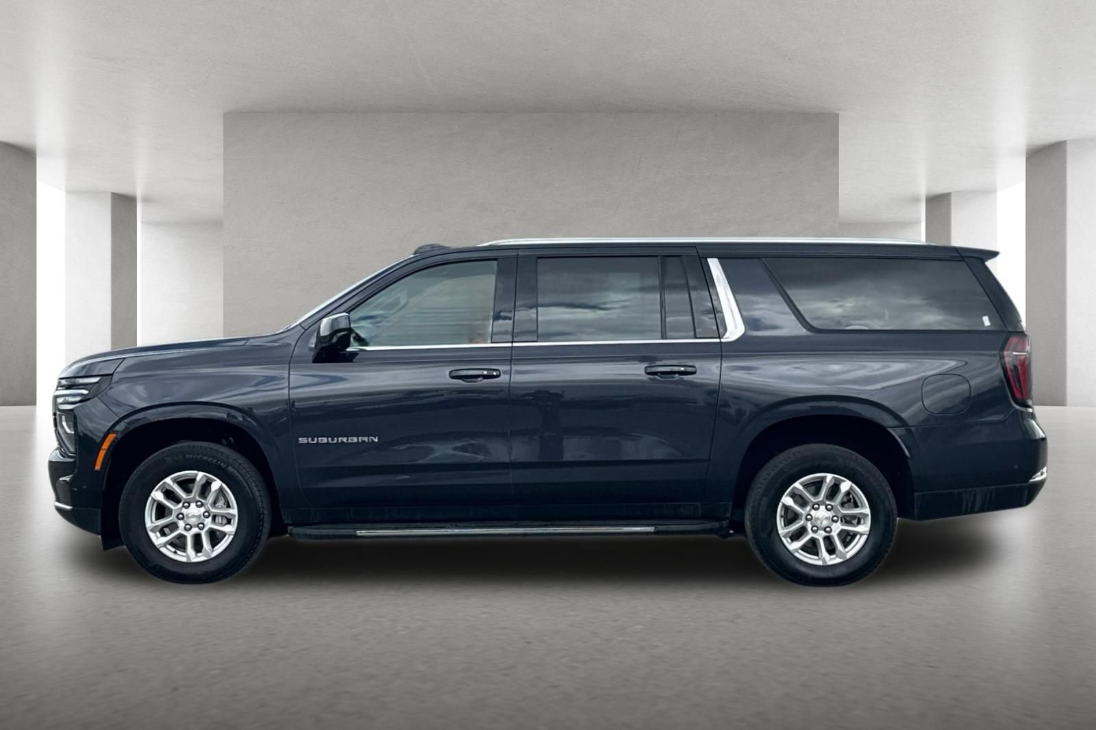 Used 2025 Chevrolet Suburban LT AWD/4WD image 7