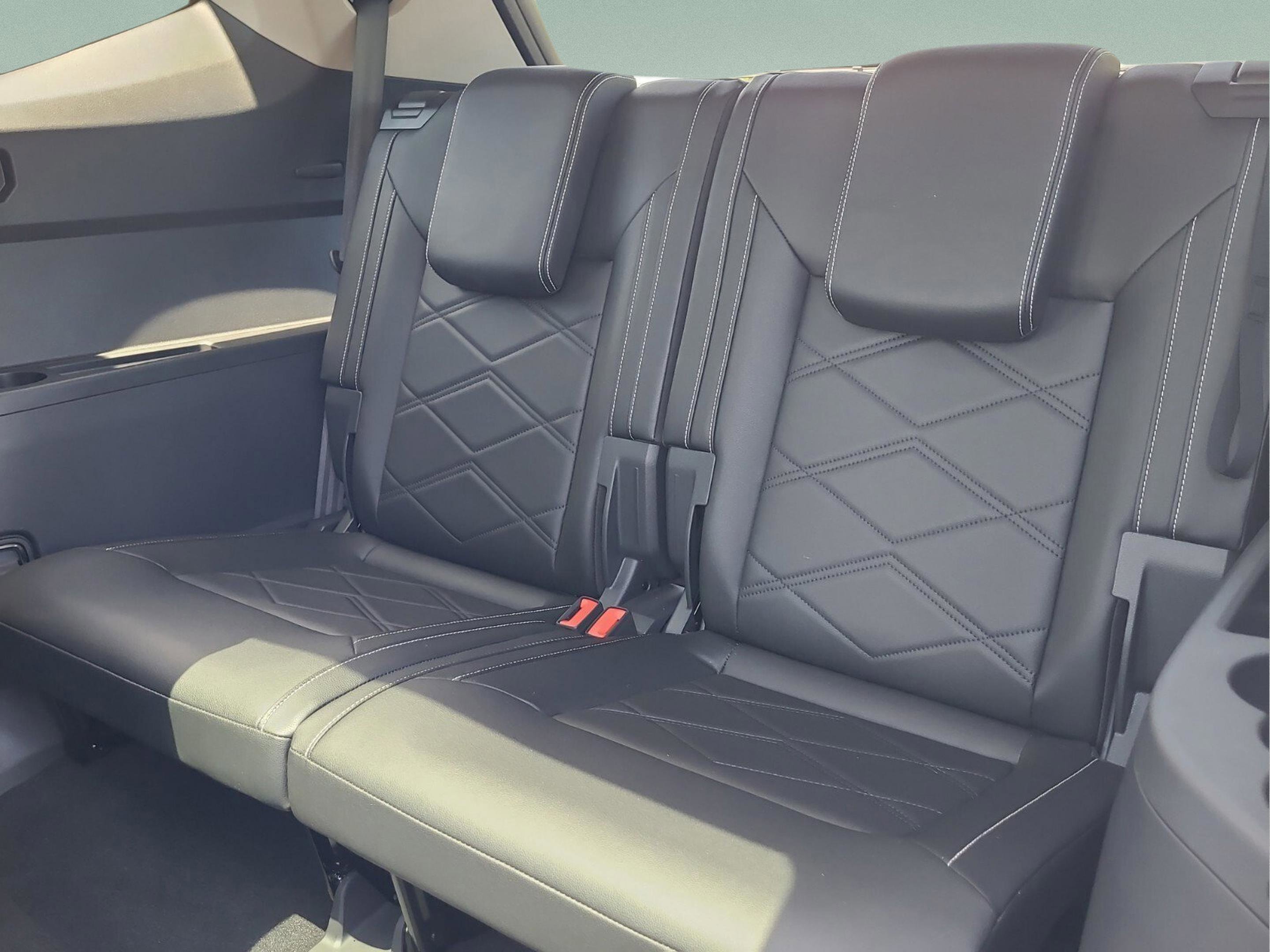 Used 2025 Volkswagen Atlas SE image 12