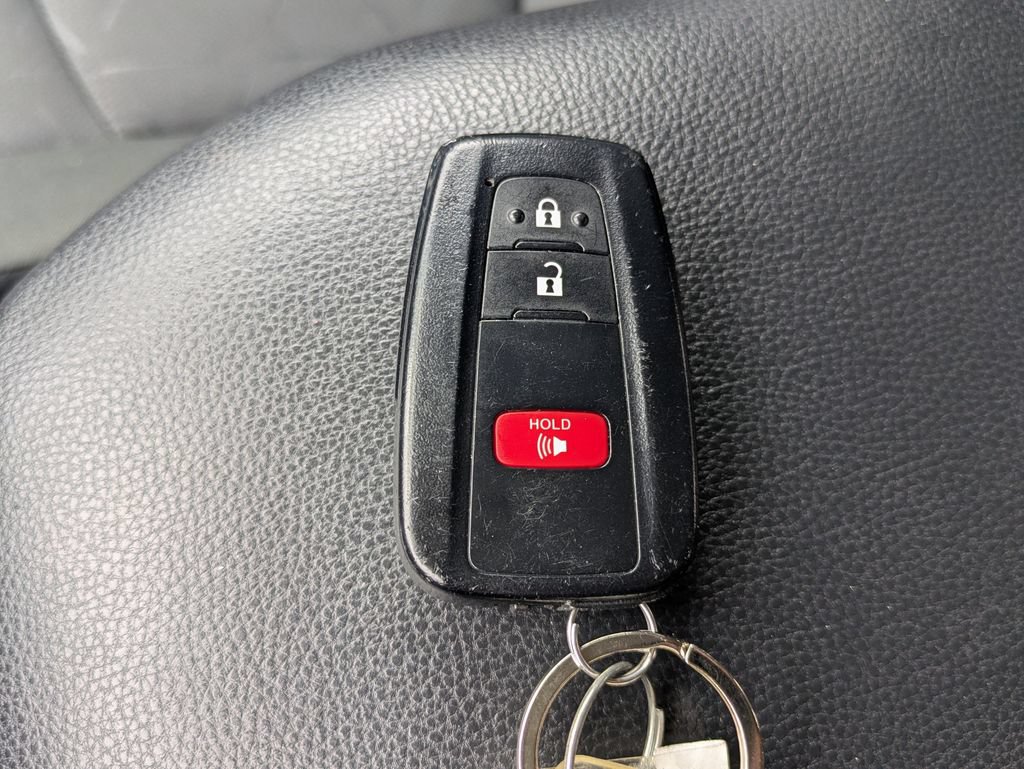 Used 2025 Toyota RAV4 XLE AWD/4WD image 29