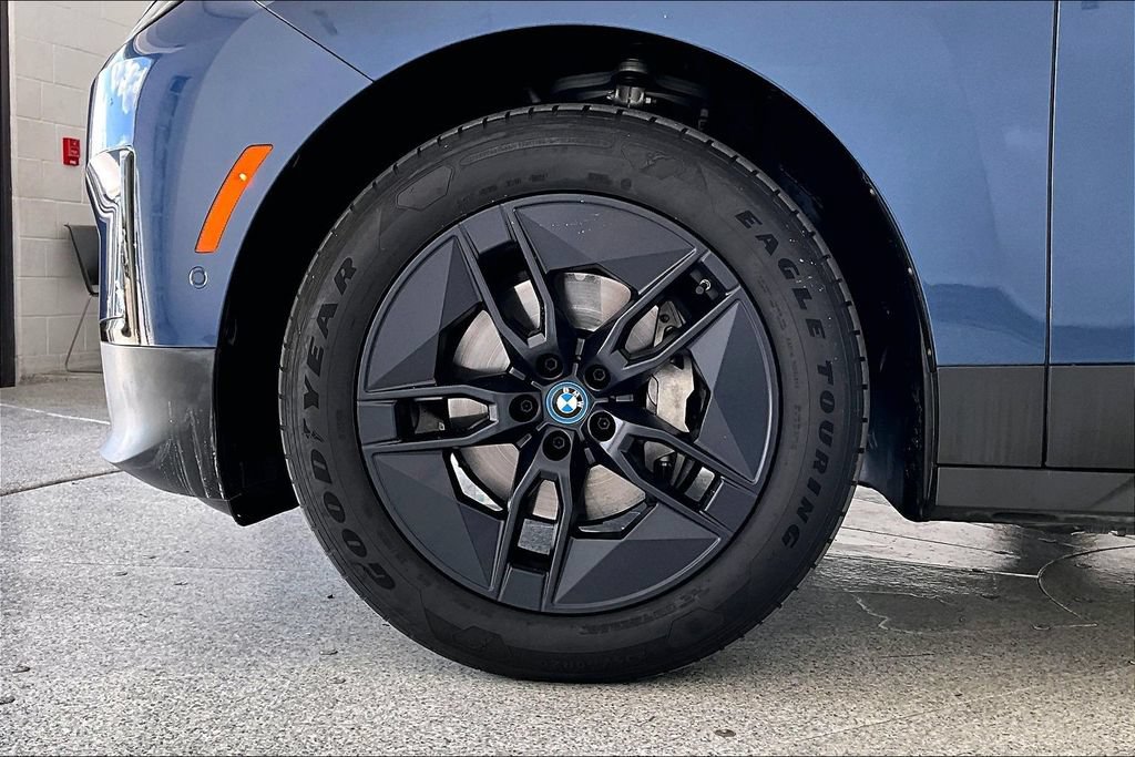 Used 2023 BMW iX xDrive50 AWD/4WD image 11