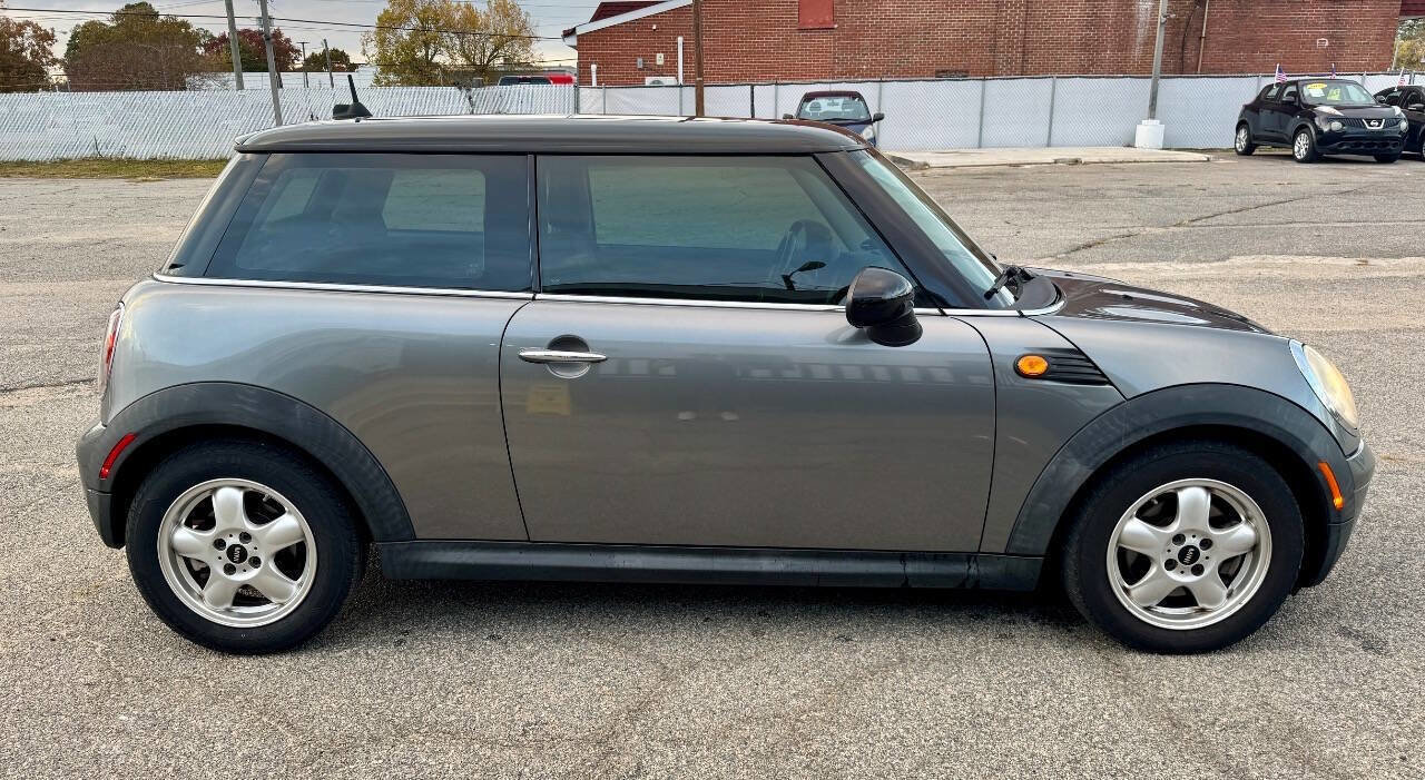 Used 2010 MINI Cooper Hardtop image 4
