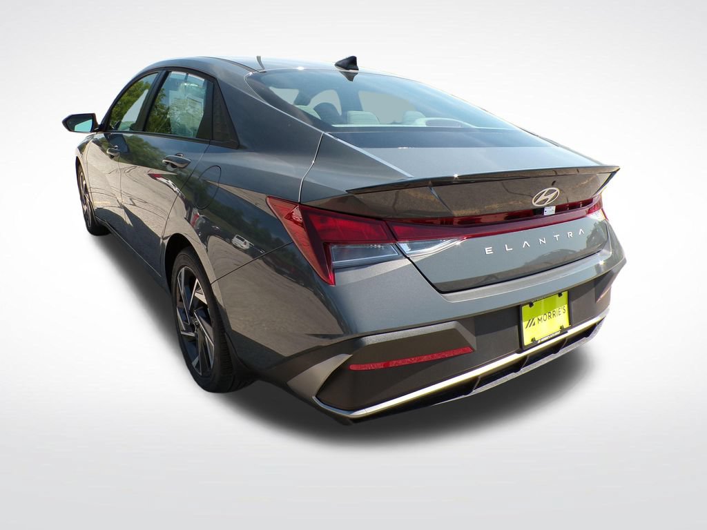 Used 2025 Hyundai Elantra Sport FWD image 4