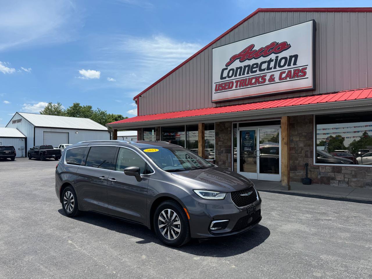 Used 2021 Chrysler Pacifica Touring-L FWD image 2