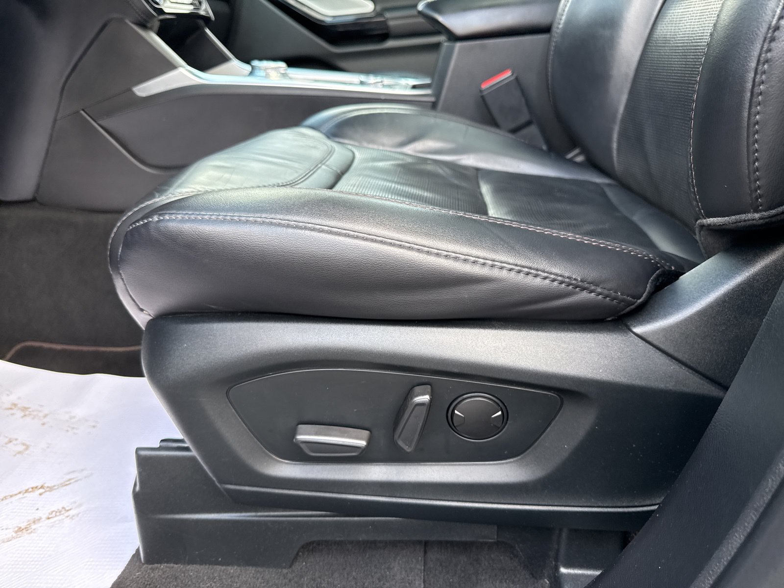 Used 2022 Ford Explorer Platinum w/ Equipment Group 601A AWD/4WD image 28