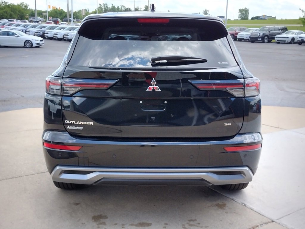New 2025 Mitsubishi Outlander SE image 18